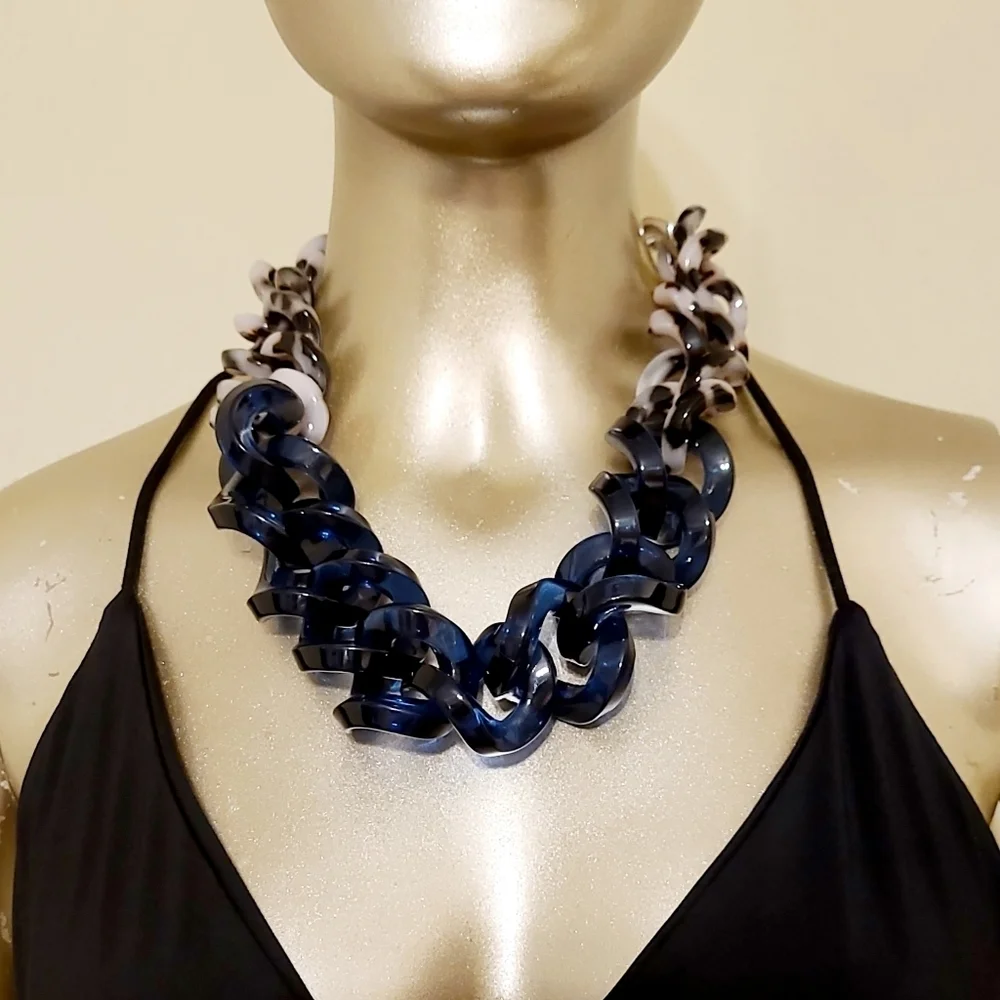 VINTAGE HUGE HENRI BENDEL BLUE LUCITE CHUNKY LINK NECKLACE - Picture 10 of 13